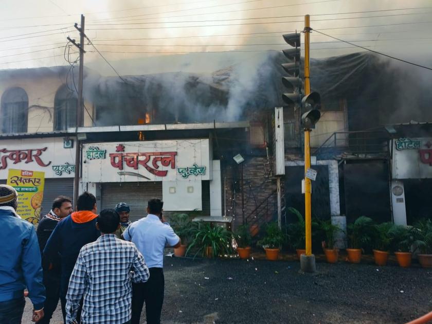 Fire after short circuit, hotel gutted; Incidents in the ahmednagar | शॉर्टसर्किटनंतर आग, हॉटेल जळून खाक; नगर शहरातील घटना:
