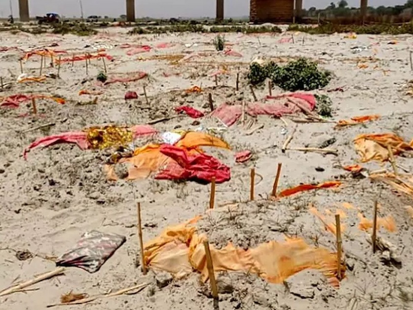Horrible picture like Corona period in Prayagraj, dead bodies again seen on the sand at phaphamau ghat | प्रयागराजमध्ये कोरोना काळासारखंच भयावह चित्र, गंगेच्या काठावर पुन्हा दिसला मृतदेहांचा ढीग 