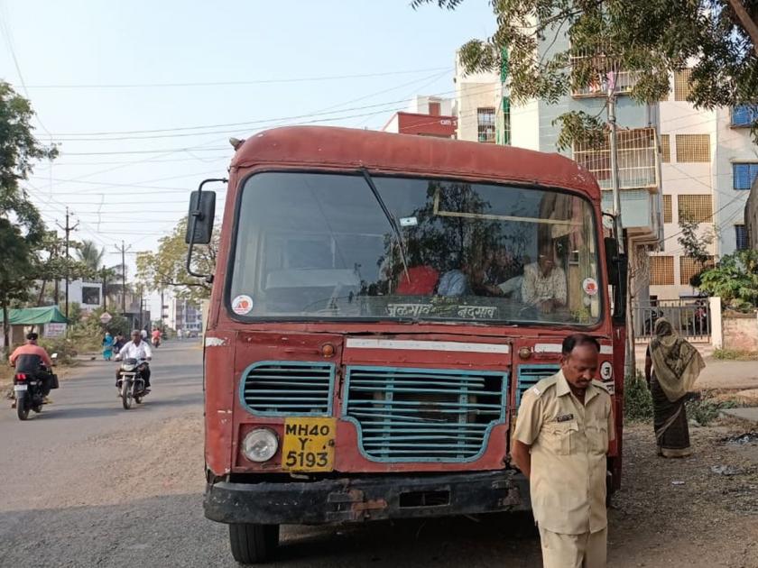 Girl students molested in Nandgaon bus, bus directly to police station | नांदगाव बसमध्ये विद्यार्थिनींची छेडखानी, बस थेट पोलीस स्टेशनमध्ये