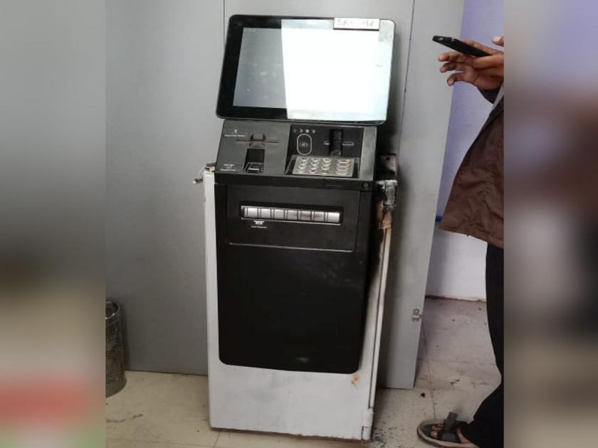 Thieves break ATMs with sirens; But caught on CCTV | सायरन वाजल्याने एटीएम फोडणारे चोरटे पसार; पण सीसीटीव्हीत कैद