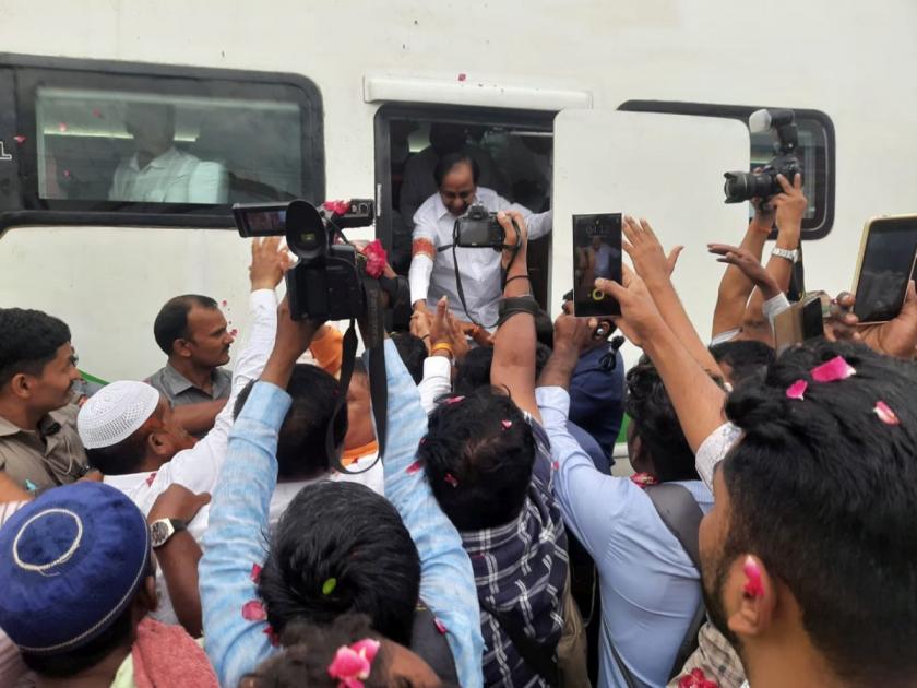 Welcome to Telangana Chief Minister KCR in Solapur | तेलंगणाचे मुख्यमंत्री केसीआर यांचे सोलापुरात स्वागत