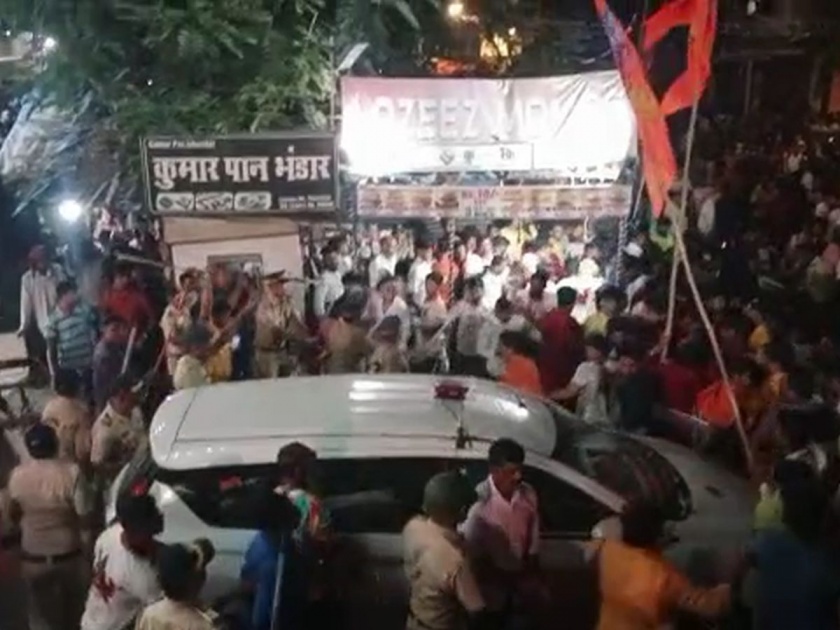 Lathi charge by police in Malad Malvani area of Mumbai tension during Ram Navami parade | मुंबईच्या मालाड मालवणी परिसरात पोलिसांकडून लाठीचार्ज, राम नवमी शोभायात्रेत तणाव