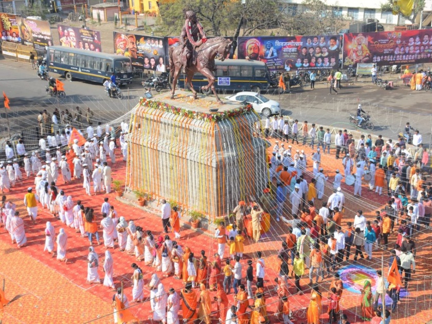 Parbhani Municipality salutes Chhatrapati Shivaji Maharaj by singing Maharashtra anthem | परभणी मनपातर्फे महाराष्ट्र गीत गाऊन छत्रपती शिवाजी महाराजांना अभिवादन