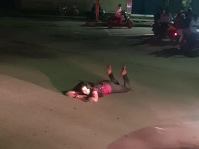 Drunken girl's rowdyism on the streets of Pune Video goes viral | पुण्यातील रस्त्यावर मद्यधुंद तरुणीचा गोंधळ; व्हिडिओ व्हायरल