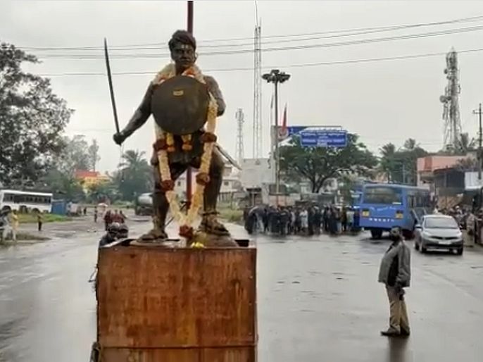 Karnataka statue of rayanna placed in front of the shivaji maharaj statue in belgaum | कर्नाटकात पुन्हा वाद पेटला, रात्रीतूनच छत्रपती शिवरायांच्या पुतळ्यासमोर बसवला रायन्नांचा पुतळा