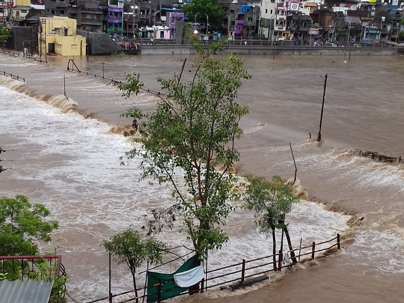 Heavy rain in Chalisgaon area; Fifth flood in 30 days | जळगाव परिसरात मुसळधार पाऊस; चाळीसगावला ३० दिवसांत पाचव्यांदा पूर, अनेक भागांतील रस्ते पाण्याखाली