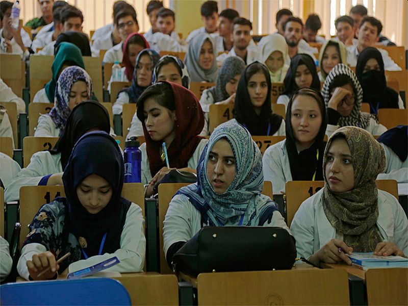 Taliban says boys and girls will no longer study together in afghanistan university | अफगाणिस्तानवर ताबा मिळवताच समोर आला तालिबानचा खरा चेहरा; मुला-मुलींच्या बाबतीत मोठा निर्णय घेतला
