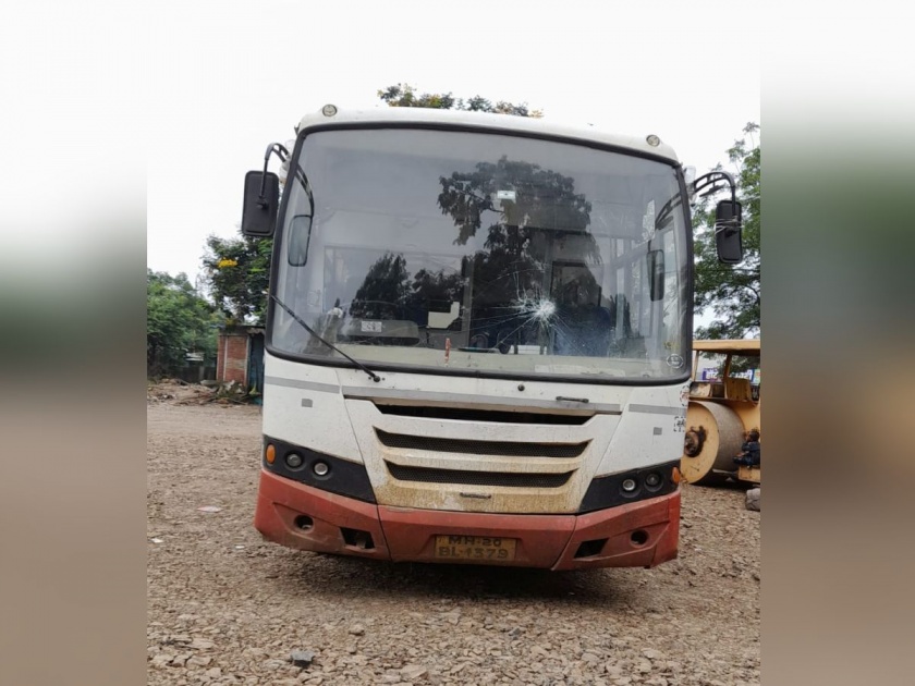 Stone pelting on bus, case registered in Ahmedpur; Incident at Shirur Tajband Bus Stand | बसवर दगडफेक, अहमदपुरात गुन्हा दाखल; शिरूर ताजबंद बसस्थानकातील घटना