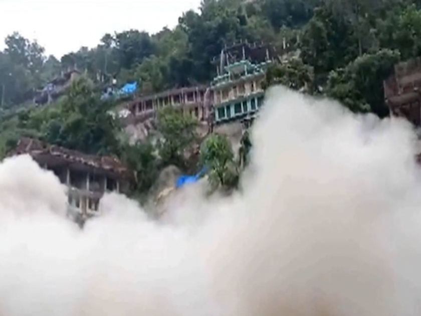many buildings destroyed due to Massive landslide in Himachal Pradesh's Kullu | हिमाचल प्रदेशातील कुल्लूमध्ये भयंकर भूस्खलन, बस स्टँड जवळील अनेक घरं जमीनदोस्त