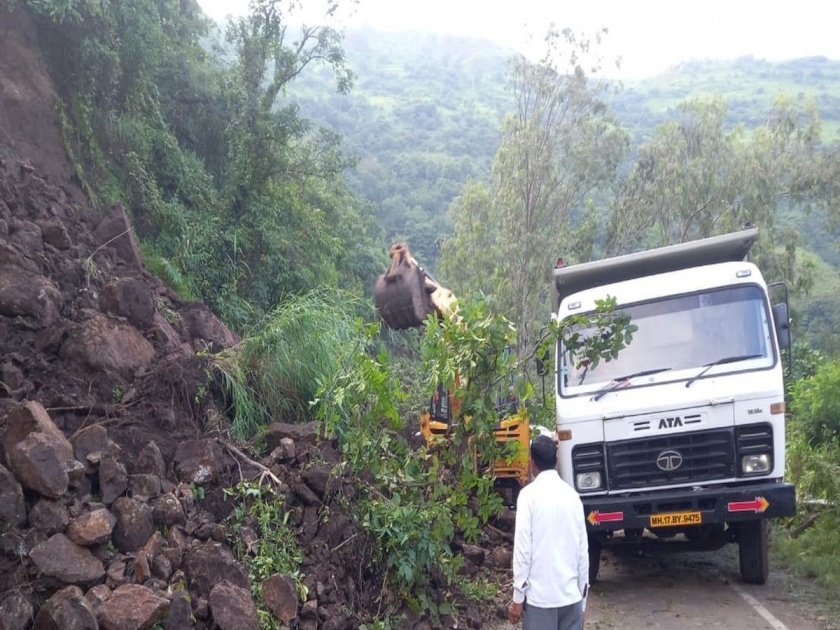 Landslide in Pasarani Ghat, traffic was blocked for two hours | पसरणी घाटात दरड कोसळली, दोन तास वाहतूक एकेरी