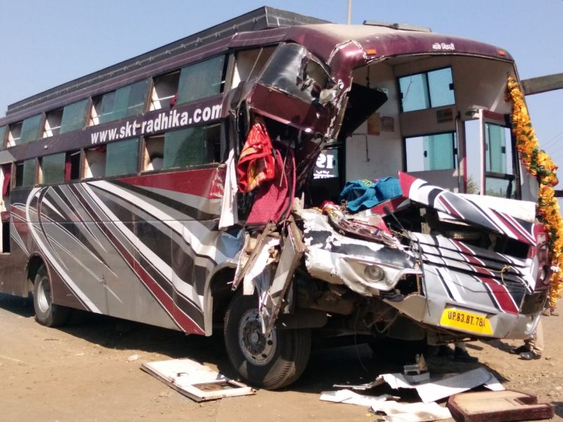 Bhardhaw Travels collided with a vertical container; Two killed, including driver | भरधाव ट्रॅव्हल्स उभ्या कंटेनरवर आदळली; चालकासह दोन ठार