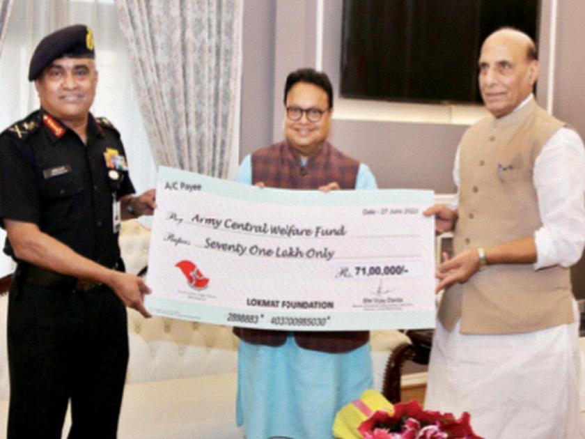 Contribution of Rs 71 lakh for accommodation of personnel deployed in Kargil Checks handed over to Defense Minister by Lokmat Foundation | कारगिलमध्ये तैनात जवानांच्या निवासस्थानासाठी 71 लाखांचे योगदान, लोकमत फाउंडेशनकडून संरक्षणमंत्र्यांकडे धनादेश सुपूर्द