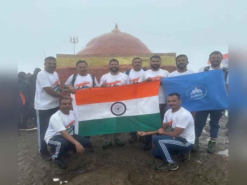 Soldiers hoisted tricolor on 'Kalsubai' peak, 28 mountains of the country will be covered in 'Har Shikhar Triranga' campaign! | ‘कळसुबाई’ शिखरावर सैनिकांनी फडकावला तिरंगा! 'हर शिखर तिरंगा’ मोहिमेत देशातील २८पर्वत करणार सर!