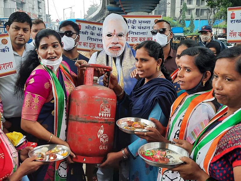 Rakhi tied to symbolic Narendra Modi by NCP women activists and demand reduction of gas price hike | राष्ट्रवादी काँग्रेसच्या महिला कार्यकर्त्यांनी प्रतिकात्मक नरेंद्र मोदींना बांधली राखी, गॅस दरवाढ कमी करण्याची मागणी