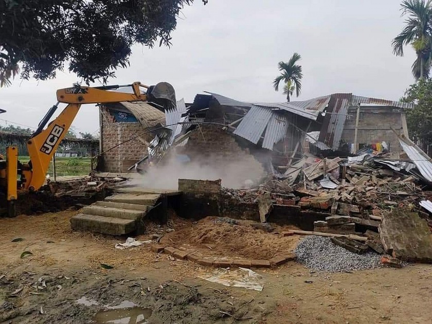 Villagers set fire to police station, administration turned bulldozer from accused's house | गावकऱ्यांनी पोलीस ठाण्याला लावली आग, प्रशासनानं आरोपींच्या घरावरून फिरवलं बुलडोझर