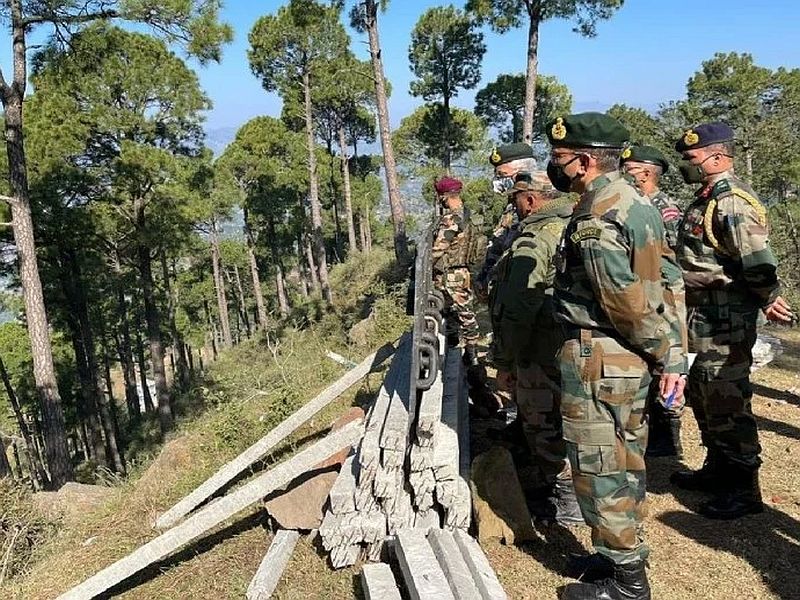 Army chief general MM Naravane visited forward areas of line of control, on the context Target killing in kashmir and poonch encounter issie | मोठ्या ऑपरेशनची तयारी! लष्कर प्रमुखांनी घेतला नियंत्रण रेषेवरील स्थितीचा आढावा; देऊ शकतात मोठा आदेश
