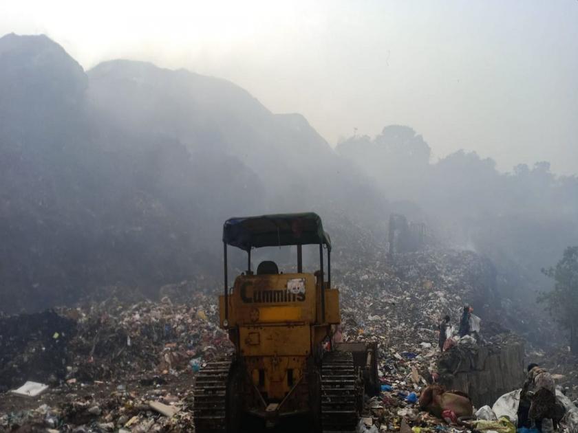 Ulhasnagar residents suffocate, fire at dumping ground, smoke everywhere due to wind | उल्हासनगरवासियांचा जीव गुदमरतोय, डम्पिंग ग्राऊंडला आग, हवेमुळे सर्वत्र धूरच धूर