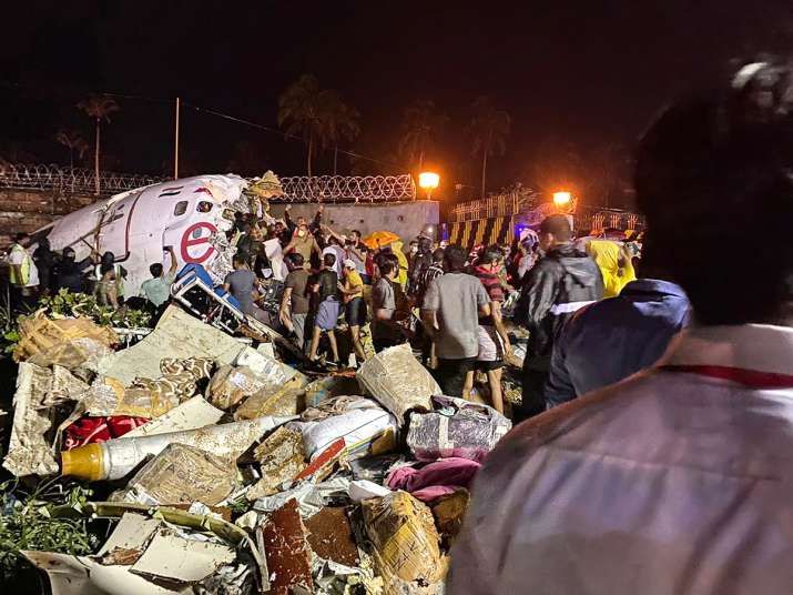 Air India Plane Crash in kozhikode how more than 150 people life saved both pilots killed | Air India Plane Crash : दरीत कोसळून विमानाचे दोन तुकडे, असा वाचला तब्बल 150 जणांचा जीव 