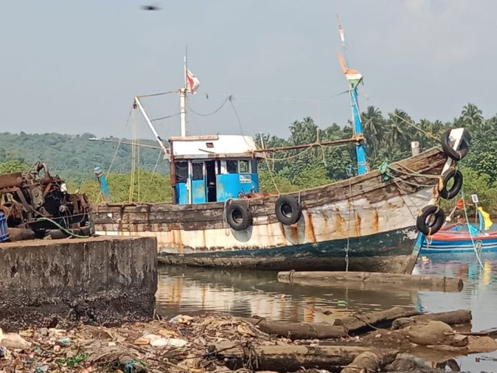 Dramatic disappearance of fishing boat, owners suspected of hijacking; Police investigation underway | मासेमारी नौका नाट्यमयरित्या बेपत्ता, अपहरण झाल्याचा मालकांना संशय; पोलिस तपास सुरू