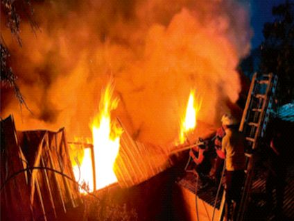 Midnight Fire; Coal of 6 people A massive fire broke out at a factory in Chhatrapati Sambhajinagar's MIDC | मध्यरात्री अग्नितांडव; ६ जणांचा कोळसा! छत्रपती संभाजीनगरच्या एमआयडीसीतील कारखान्याला भीषण आग