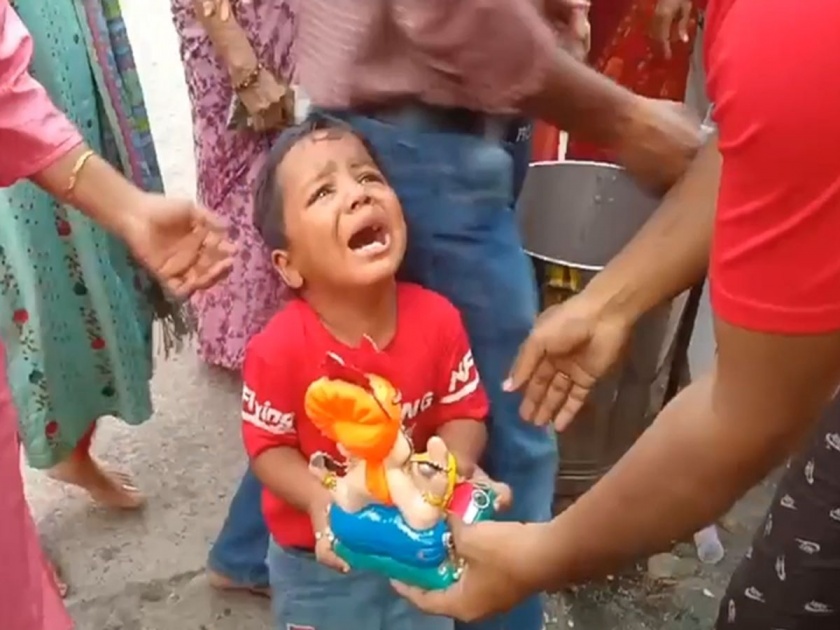 Don't do Ganesh Visarjan papa; cried the little one; Finally had to take Ganesh idol home | VIDEO: बाप्पाचं विसर्जन करू नका पप्पा...; चिमुकल्यानं रडून घसा केला कोरडा, अखेर घरी न्यावी लागली बाप्पांची मूर्ती