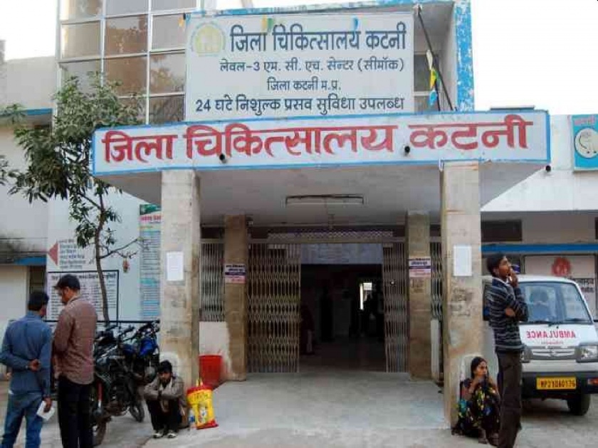 5 year old boy died cause lack of medicine in hospital at Katni Madhya Pradesh | ...अन् ५ वर्षाच्या चिमुकल्याने आईच्या कुशीतच जीव सोडला; सरकारी अनास्थेचा बळी