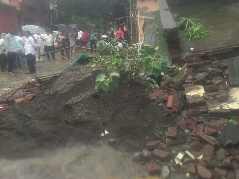 The gallery of the Venkatesh building in Ulhasnagar collapsed; The Municipal corporation vacated the building | उल्हासनगरात व्यंकटेश इमारतीची गॅलरी कोसळली; महापालिकेने इमारत केली खाली 