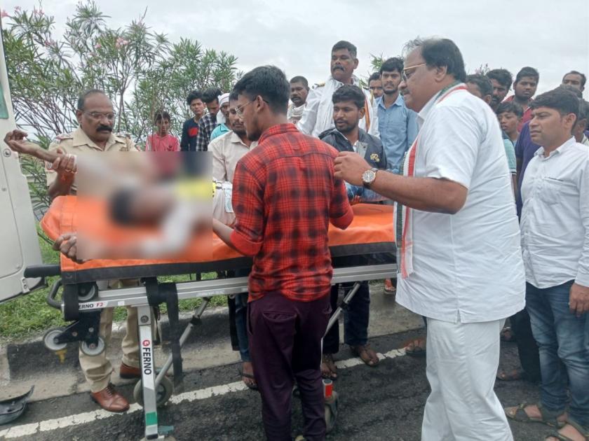 Two persons seriously injured in a collision with an unknown vehicle, BJP MLA Sameer Kunawar ran to help | अज्ञात वाहनाच्या धडकेत दोन जण गंभीर जखमी, भाजपचे आमदार समीर कुणावार धावले मदतीला