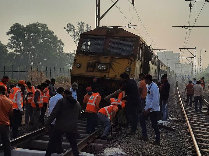 Railway service resumes six hours after accident on Ambernath-Badlapur route | अंबरनाथ-बदलापूर मार्गावरील अपघातानंतर सहा तासांनी रेल्वे सेवा पूर्ववत
