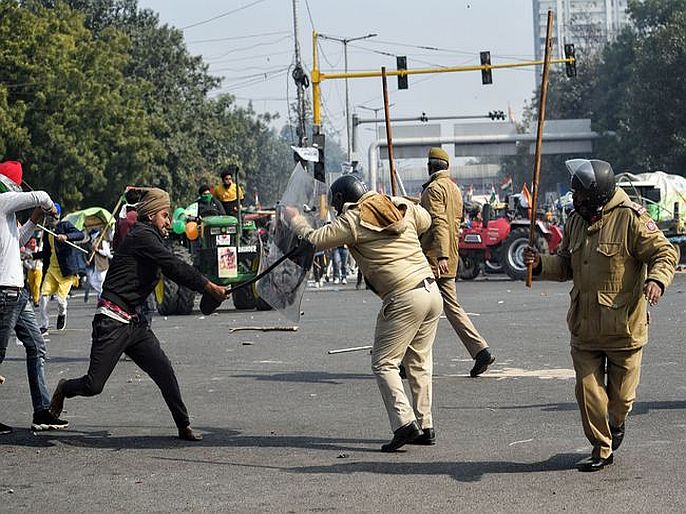 Delhi violence more than 300 police personnel injured after being attacked by agitating farmers | दिल्ली हिंसाचारात 300 पोलीस कर्मचारी जखमी, 22 FIR दाखल; क्राइम ब्रांच करणार तपास