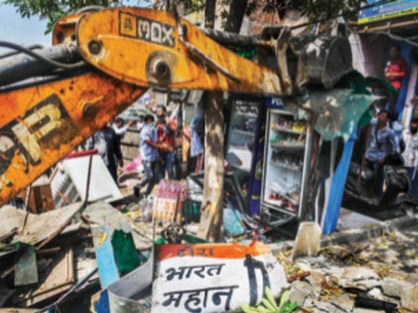 Action by bulldozer at Jahangirpur in Delhi; Allegation of disobeying court order | दिल्लीत जहांगीरपुरीमध्ये बुलडोझरने कारवाई; कोर्टाच्या आदेशाला न जुमानल्याचा आरोप