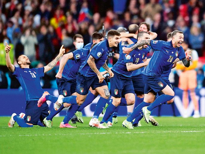 Euro Cup football: Italy in the final; Spain thrashed in the semifinals | युरो चषक फुटबॉल : इटलीची अंतिम फेरीत धडक; स्पेनला उपांत्य सामन्यात धक्का