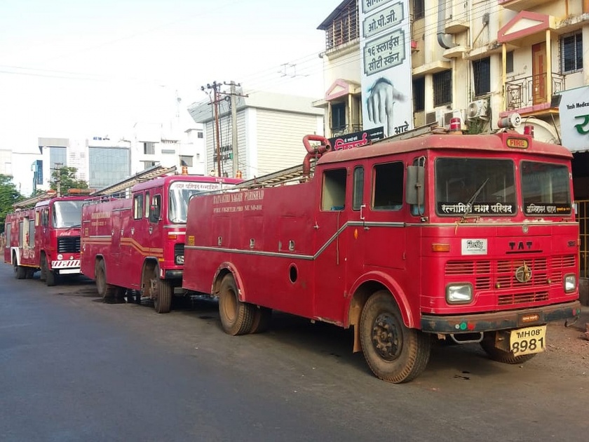 Fire in Nishkarsh Diagnostic Center in Ratnagiri BKP | रत्नागिरीत निष्कर्ष डायग्नोस्टीक सेंटरला आग, कोट्यवधींची हानी  