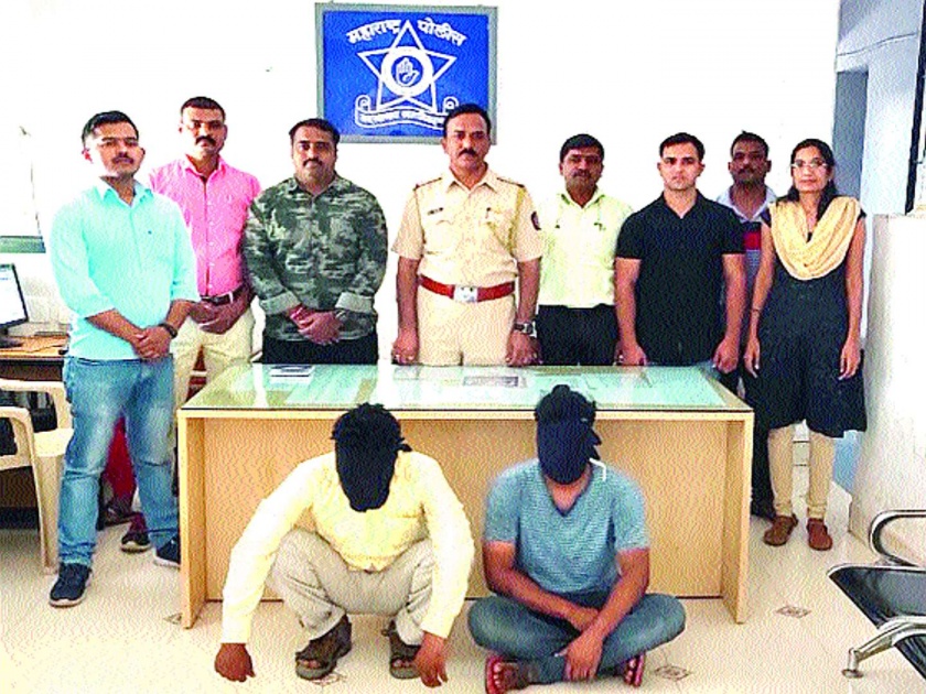 In the custody of the burglary police, they seized Rs | घरफोडी करणारे पोलिसांच्या ताब्यात, दोन लाख २४ हजार २५० रुपयांचा ऐवज हस्तगत