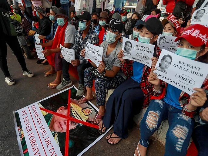 Myanmar civilians protest against china for supporting military coup | Myanmar civilians protest: म्यानमारमध्ये चीनविरोधात निदर्शनं, मोठ्या प्रमाणावर रस्त्यावर उतरले लोक