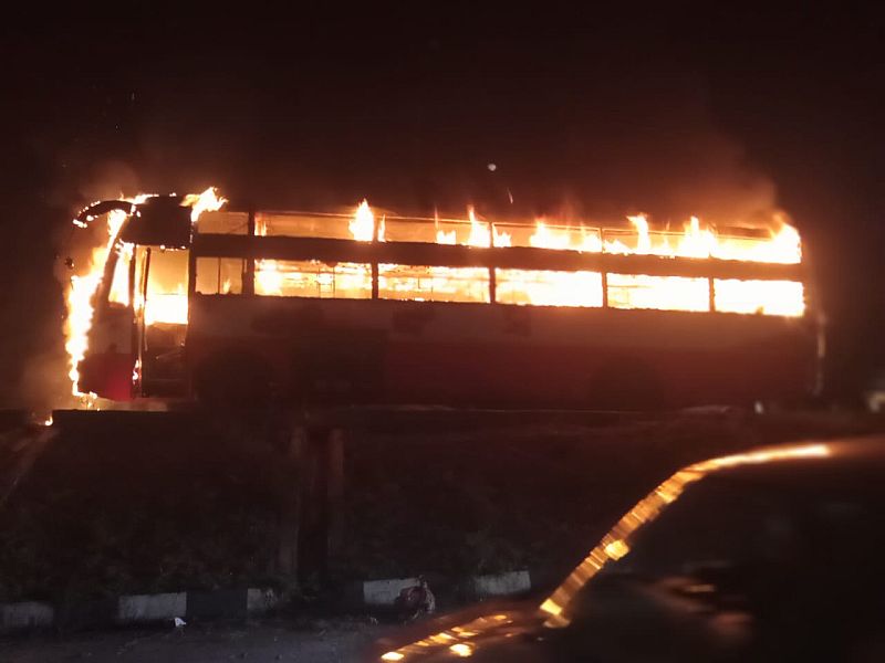 The ST bus caught fire due to short circuit, all the passengers were safe | VIDEO : शॉर्टसर्किटने लागलेल्या आगीत एसटी जळून खाक, सर्व प्रवासी सुखरूप