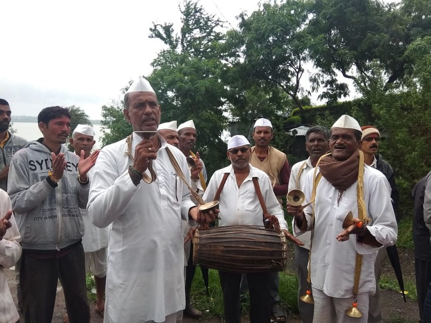 Ganesh Visarjan in Pimpalgaon Mor | पिंपळगाव मोर येथे टाळ मृदुंगाच्या पारंपरिक तालात गणरायाला निरोप