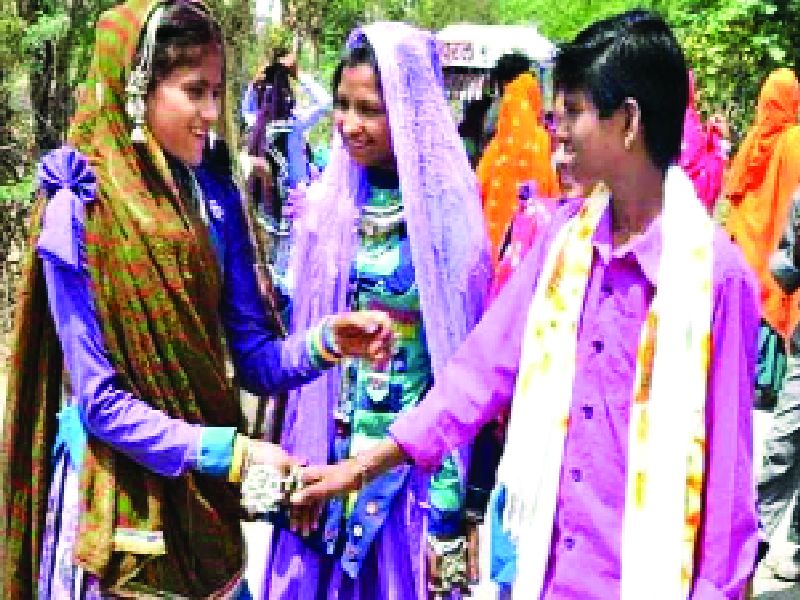 Pre-conditions of the tribe of Garasia in Rajasthan, to get girls first and get married later | आधी मुलं होऊ द्यायचं आणि नंतर विवाह करायचा, राजस्थानातील गरासिया नावाच्या जमातीची अजब प्रथा