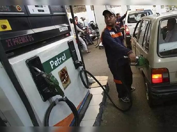 Consumers in border areas turn to Gujarat due to petrol price hike, fear of corona transition | पेट्रोल दरवाढीने सीमा भागातील ग्राहक वळले गुजरातकडे, करोना संक्रमणाची भीती