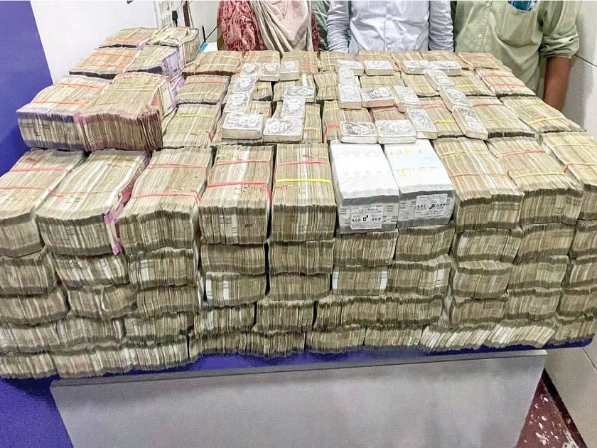 10 crore notes and 19 kg silver bricks in the wall, GST department raid in Zaveri Bazar mumbai | भिंतीत घबाड; १० कोटींच्या नोटा अन् १९ किलो चांदीच्या विटा! जीएसटी विभागाची झवेरी बाजारात ‘रेड’