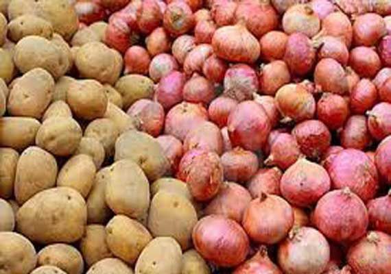 onions praice On the threshold potatoes also reached half century | कांदा शंभरीच्या उंबरठ्यावर, सामान्यांचे कंबरडे मोडले; बटाट्यानेही गाठले अर्धशतक