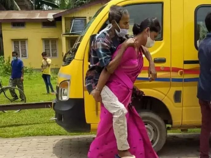Assam A heart-wrenching story of a daughter-in-law carrying her father-in-law on her back to the hospital | मी हरले होते... कुणीच मदतीला आलं नाही...; सासऱ्यांना पाठीवरून रुग्णालयात नेणाऱ्या सुनेची मन सुन्न करणारी कहाणी