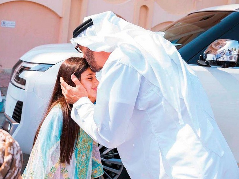 Sheikh Mohamed bin Zayed visits girl who missed out on shaking his hand | व्हिडीओ व्हायरल झाल्यावर 'या' मुलीला भेटण्यासाठी दुबईचा प्रिन्स पोहोचला तिच्या घरी, पण का?