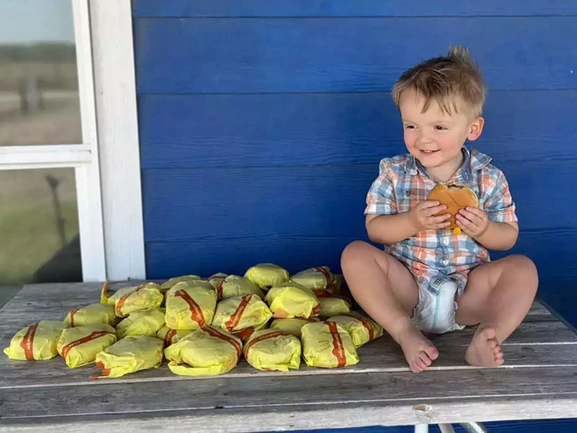 Shocking! A 2-year-old boy ordered 31 burgers from his mother's phone and gave tip also | आईच्या फोनवरून 2 वर्षांच्या मुलानं दिली 31 बर्गरची ऑर्डर, टिपमध्ये दिले एवढे पैसे अन् मग...