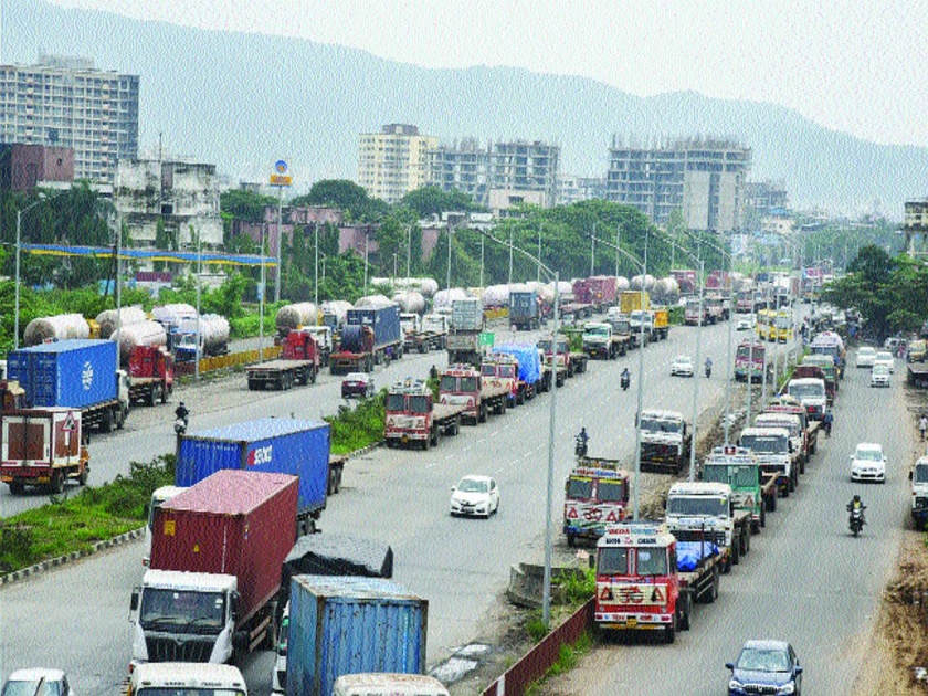 Heavy vehicles obstruct the highway, risk of accident | अवजड वाहनांचा महामार्गाला विळखा, अपघाताचा धोका