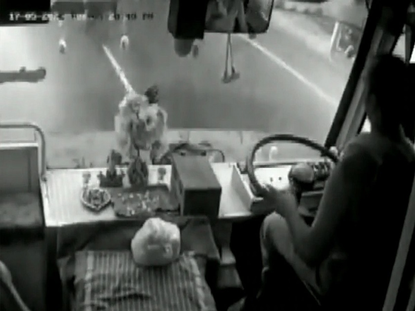 The shocking VIDEO viral of the bus accident, the bus came in front Driver blown in the air! | बस अपघाताचा काळजात धडकी भरवणारा VIDEO व्हायरल, समोरून आली बस...; हवेत उडाला ड्रायव्हर!