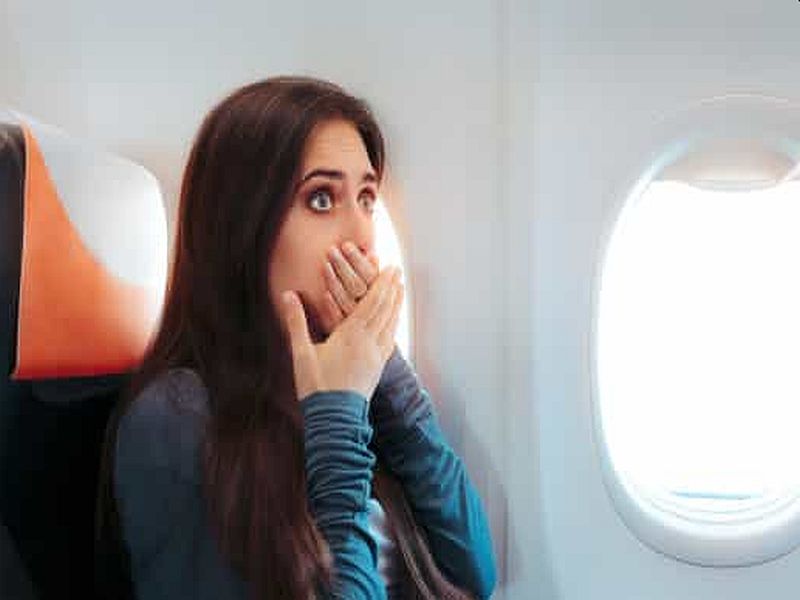 Pilot embarrasses girlfriend with special announcement in flight | पायलट BF नं विमानातच केली अशी अनाउंसमेंट, की लाजून गर्लफ्रेंडचं झालं पाणी-पाणी