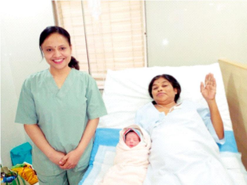 At the age of 53, she became a mother again | पुत्रवियोगाने न खचता 53 व्या वर्षी ती पुन्हा बनली आई!