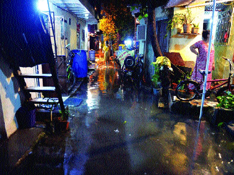 Heavy rains lashing Mumbai, 103.2 mm rainfall, heat the day | मुंबईला मुसळधार पावसाने झोडपले, १०३.२ मिलीमीटर पावसाची नोंद, दिवसा उकाडा तर रात्री हवेत गारवा  