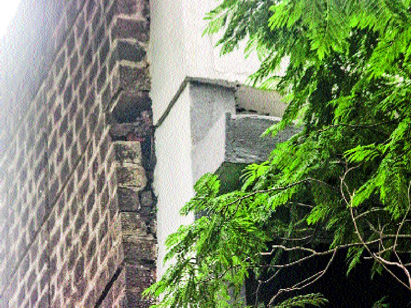 The stones of the building began to fade, Savitribai Phule, Pune University, Ambedkar Bhavanate type | इमारतीचे दगड निखळू लागले, सावित्रीबाई फुले पुणे विद्यापीठ, आंबेडकर भवनातील प्रकार  